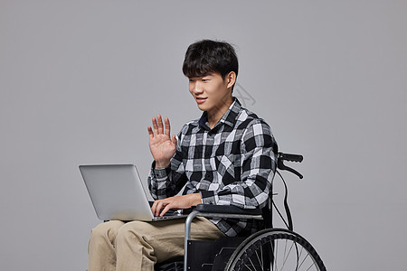 青年男性受伤坐轮椅使用电脑图片