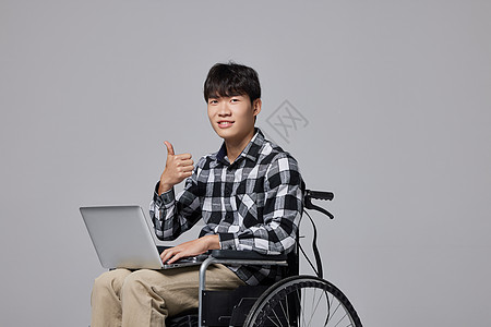 坐轮椅的男性使用电脑图片