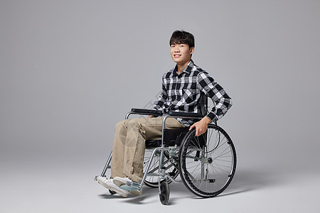 青年男性坐轮椅乐观形象图片
