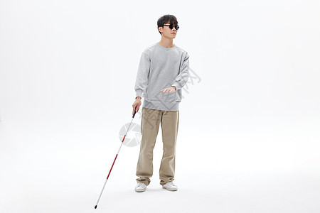 青年盲人使用盲杖背景图片