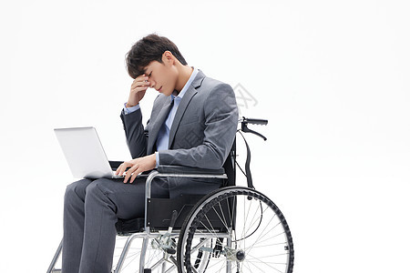 坐轮椅办公的青年白领男性疲惫形象图片