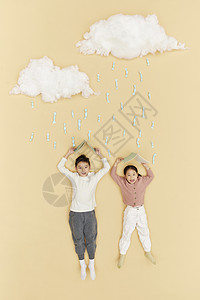 创意俯拍糖果雨中的儿童图片