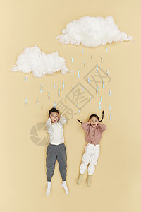 创意俯拍糖果雨下的欢乐儿童图片