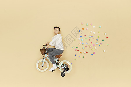 骑着自行车飞在空中的小孩子图片