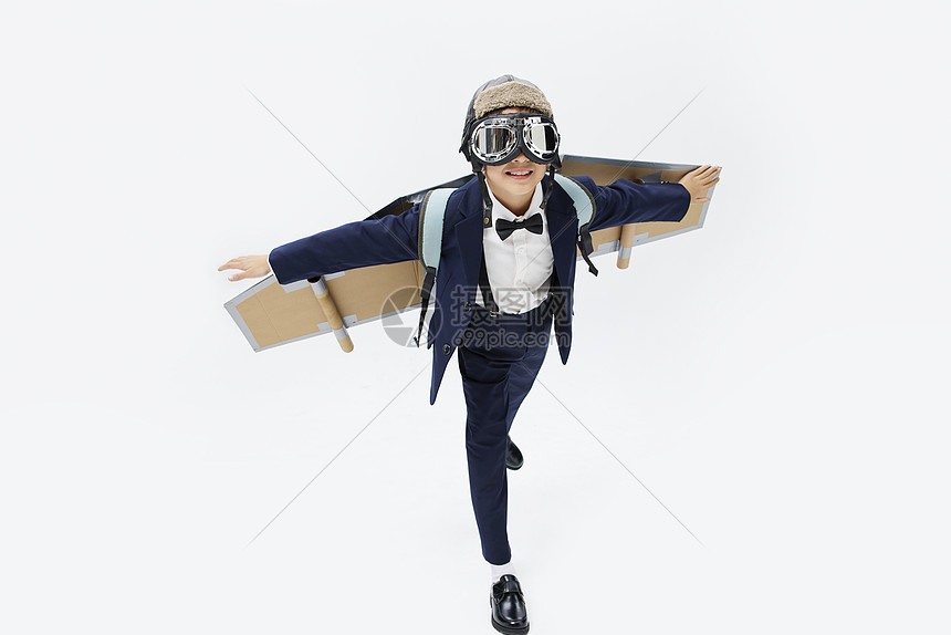 小男孩背着自制的纸飞机背包图片