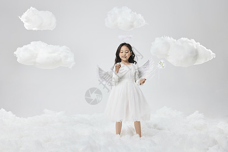 云朵上的女孩在云层上玩耍的可爱小女孩背景