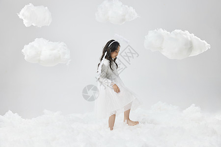在云朵间的可爱小女孩图片