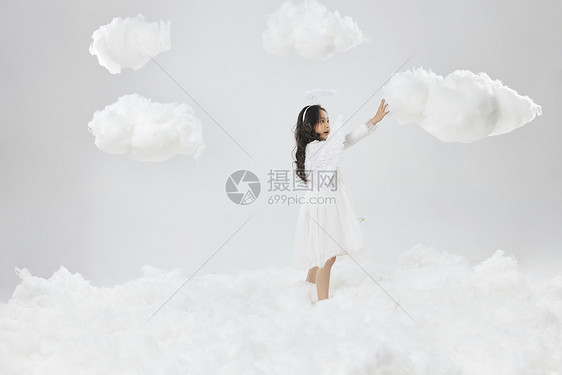 可爱天使小女孩伸手摸云朵图片