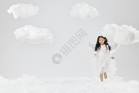云朵上的女孩可爱小天使走在云朵上背景