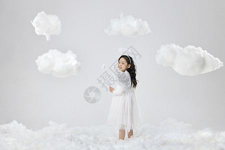 站在云朵间的天使小女孩图片