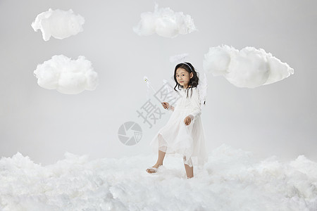 可爱女孩踩在云朵上图片
