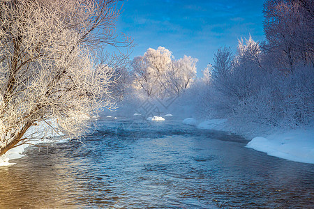 冬日里的河流和雾凇图片