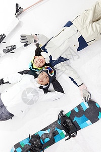 滑雪青年男女躺在雪地上图片