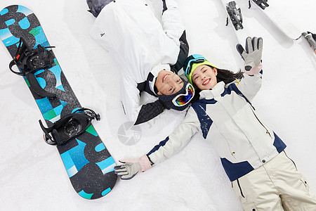 青年男女躺在雪地上形象图片