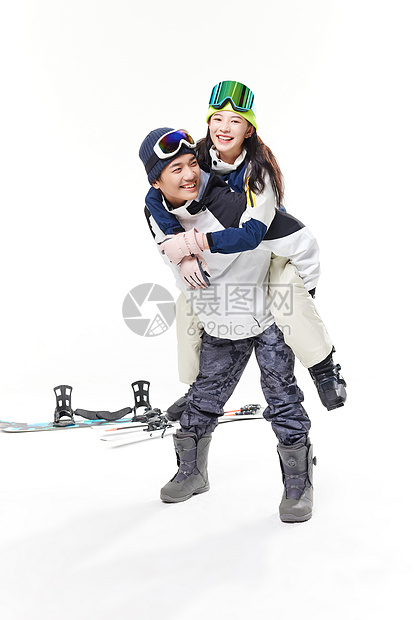 滑雪男士背着女友形象图片