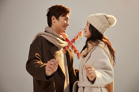 冬季情侣吃冰糖葫芦图片