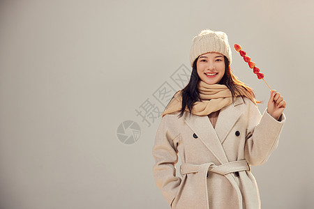 冬季美女手拿冰糖葫芦图片
