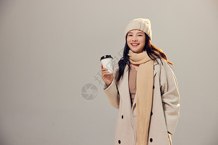 冬季美女拿着咖啡杯图片
