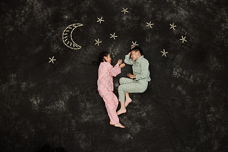 夜晚星空下穿着睡衣的儿童小伙伴图片