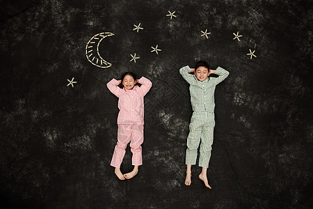 夜晚星空下睡觉的儿童图片