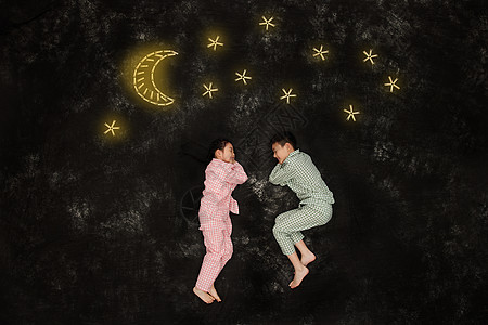 夜晚星空下穿着睡衣的儿童背景图片