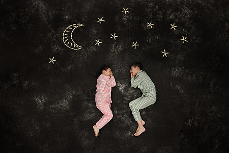 玩耍的星星夜晚星空下穿着睡衣的两小无猜背景