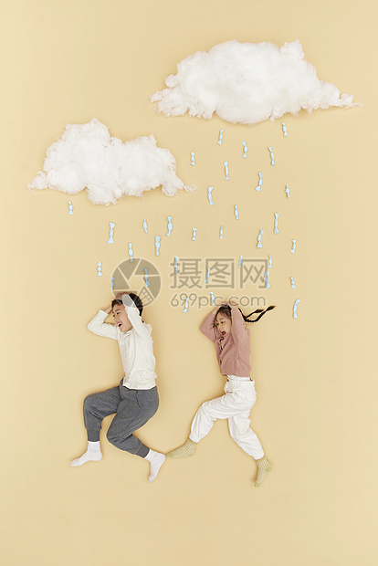 下糖果雨逃跑的儿童图片