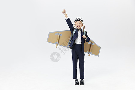 背着自制纸飞机的小男孩图片