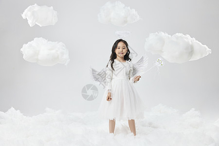 戴着天使翅膀的可爱小女孩高清图片