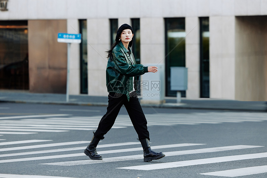 时尚青年女性街头散步图片