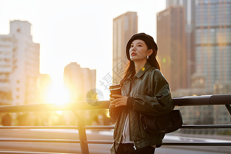 酷女孩夕阳下的时尚美女形象背景