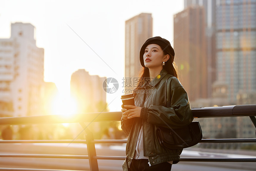 夕阳下的时尚美女形象图片