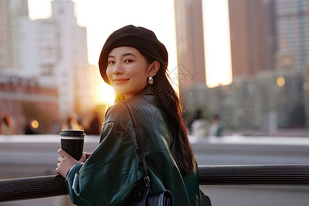 单脚着地酷女孩夕阳下的时尚美女形象背景