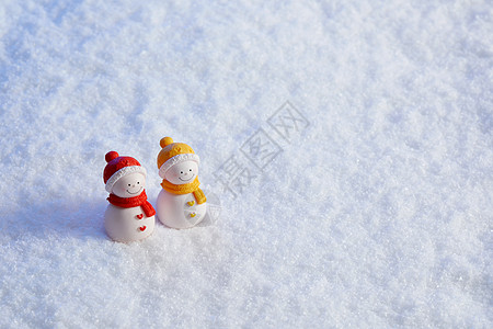 冬天雪中的一对静物小雪人背景图片