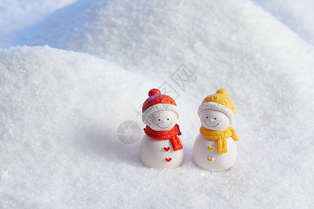 圣诞白色雪中的一对小雪人背景