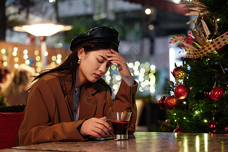 青年美女夜晚喝醉孤独过圣诞节图片素材