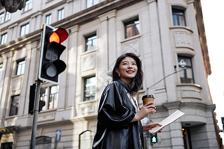 街头时尚年轻女性形象图片