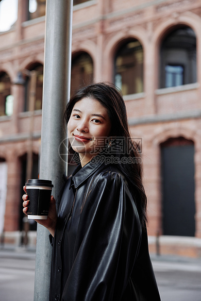 街头时尚年轻女性图片