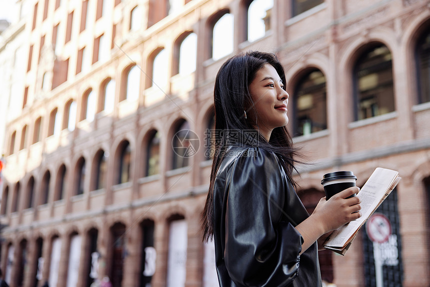 手拿咖啡报纸的文艺冬日女性图片