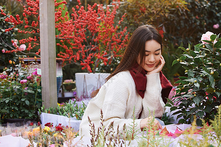 年轻女性花卉市场采购鲜花图片