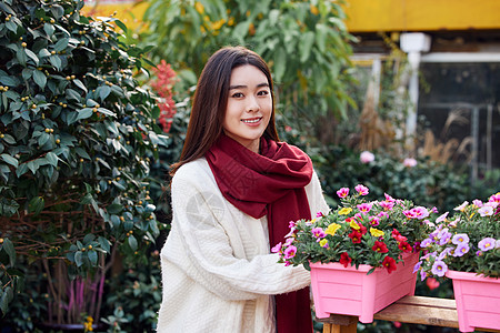 年轻女性花卉市场采购图片