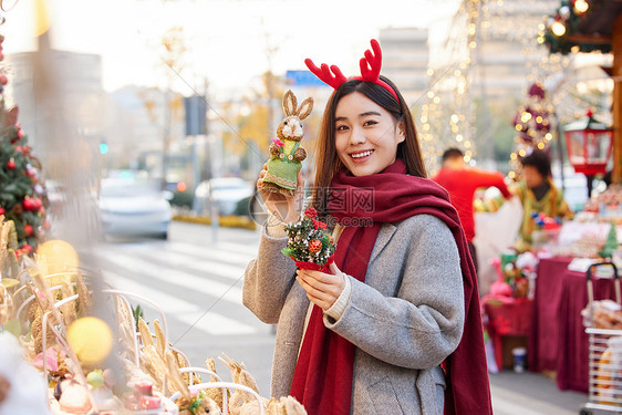 冬日女性逛圣诞市集挑选礼物图片