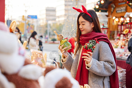圣诞市集采购的年轻女性图片素材