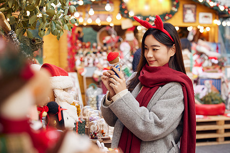 圣诞市集采购的年轻女性图片