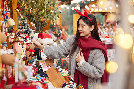 圣诞市集采购的年轻女性图片