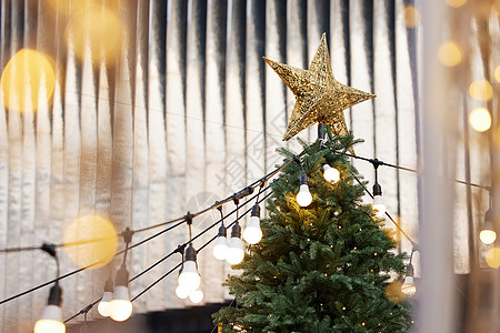 圣诞树上的星星装饰高清图片