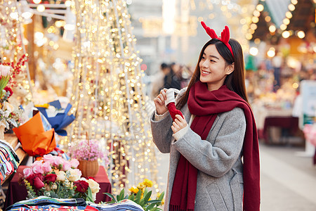 冬日女性逛圣诞市集图片