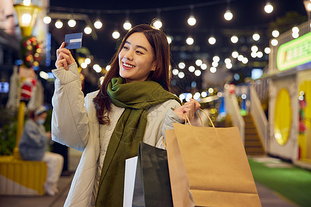 青年女性线下购物刷卡消费图片