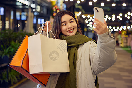 冬日女性夜晚逛街图片