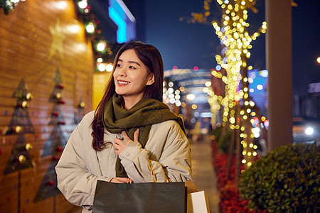 青年女性逛街手提购物袋高清图片